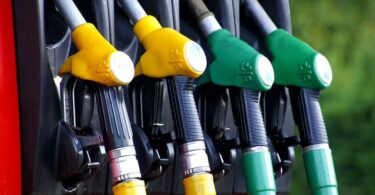 Carburanti, il prezzo scende ma si apre il fronte dei distributori indipendenti